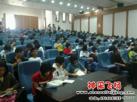 不少听报告的人