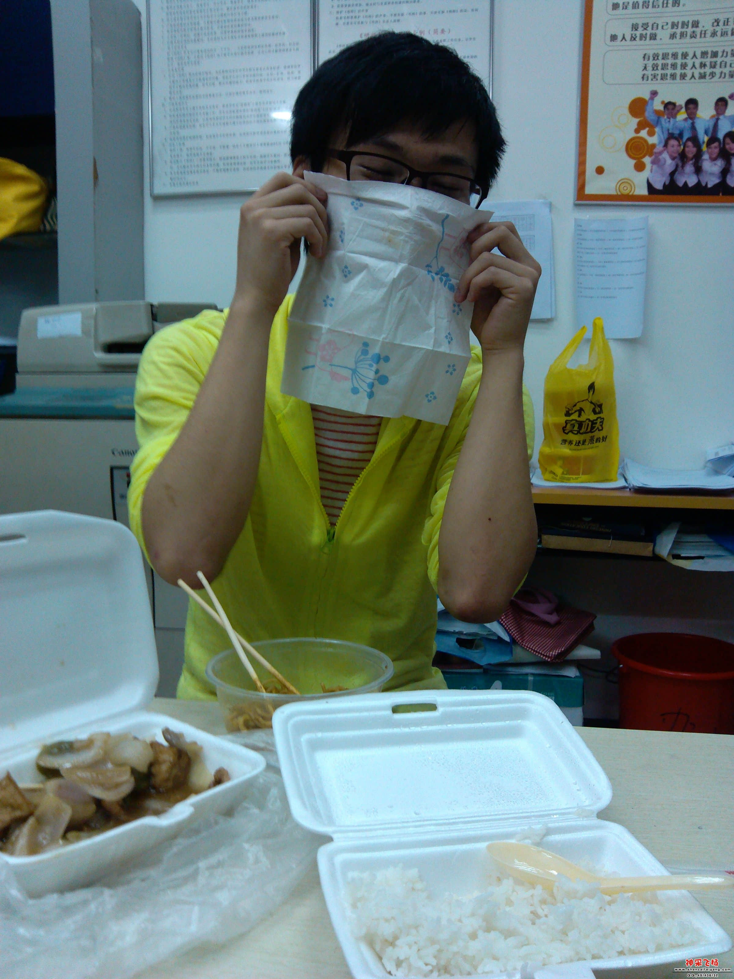 他想叫你笑竟作出这一叫人哭笑不得的表情