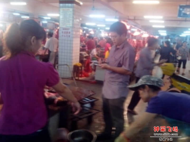 南洋学校饭堂取鱼