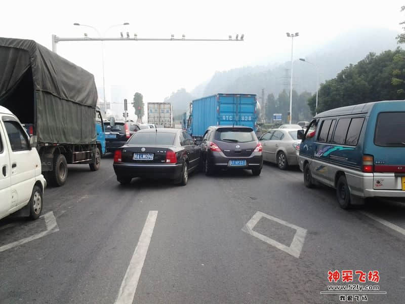 就是吃亏在自己越线了，人家故意撞我也是我负主要责任！