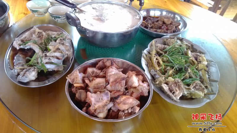 在船上享用丰盛的午餐