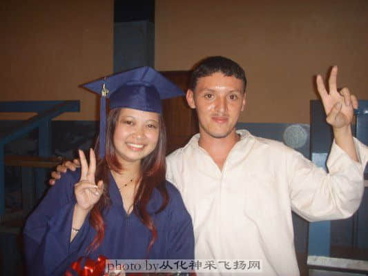 她与她大学的同学