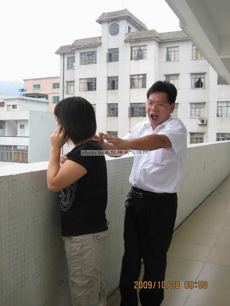 你看他的“咸猪手”o(∩_∩)o...哈哈