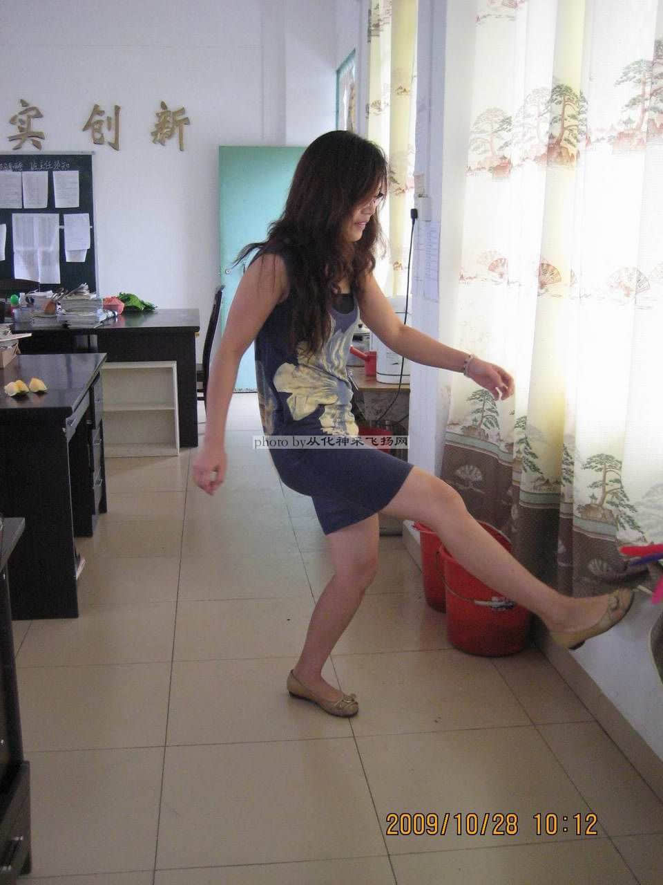 小心窗帘.....^_^