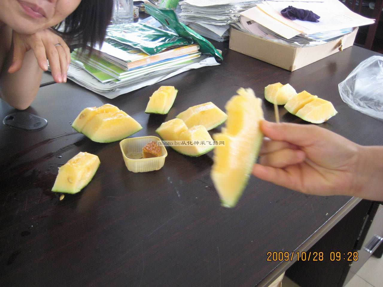 o(∩_∩)o...哈哈她想抢镜，但还是不够哈密瓜吸引