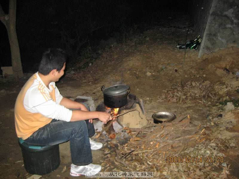 他在为我们熬鱼粥