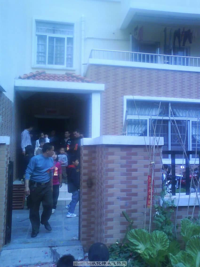 大家在商讨抢新娘的有效性作战计划！