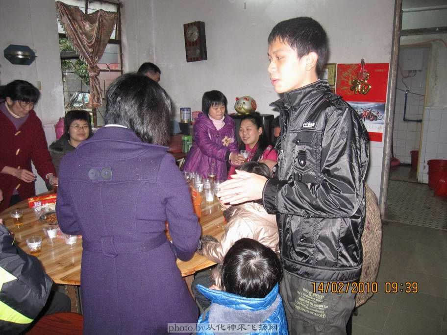 你看，小朋友多积极....为的就是“利是”..哈哈