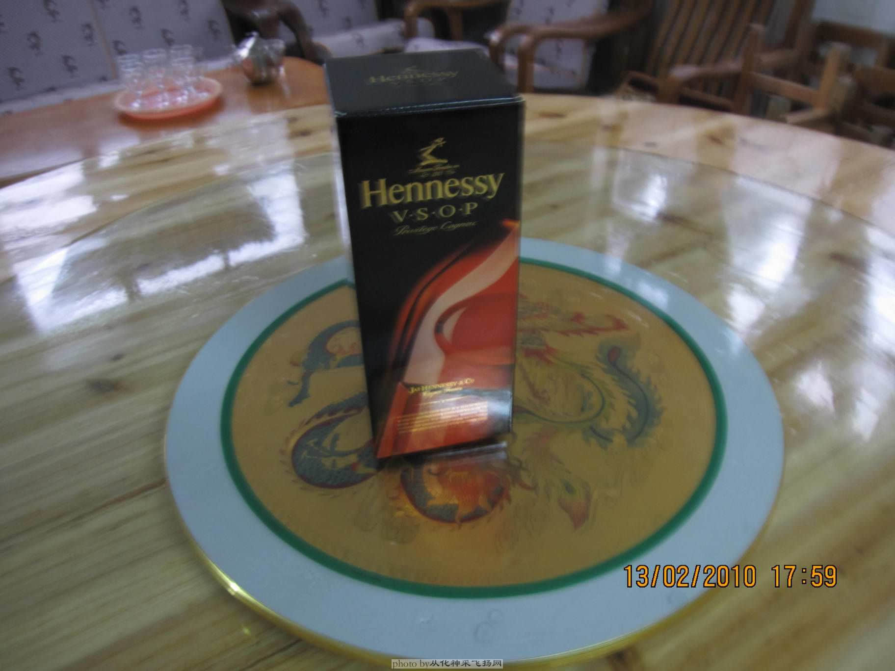 难得欢聚，家人都喜欢举举杯