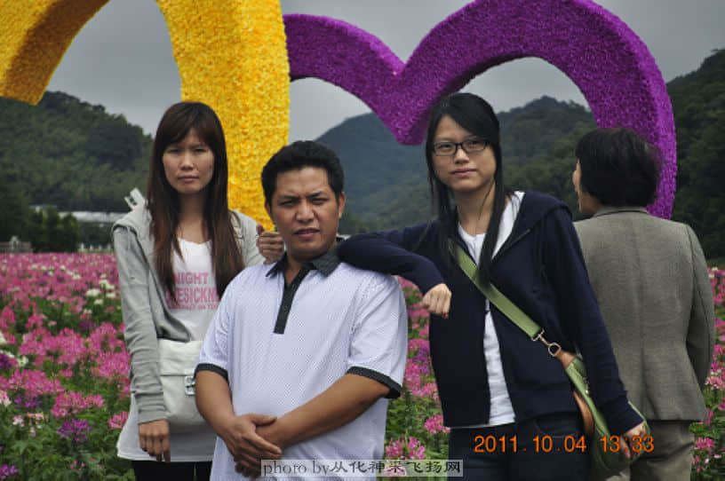 “大妈~”“干嘛？”“您的背影是迷人，但挡着后面的花海了~~”