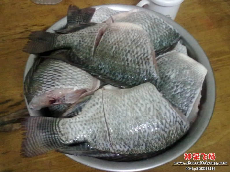 把鱼去头，用盐粉腌一晚